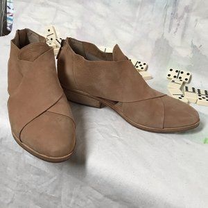 Size 7.5 Eileen Fisher tan leather bootie low heel